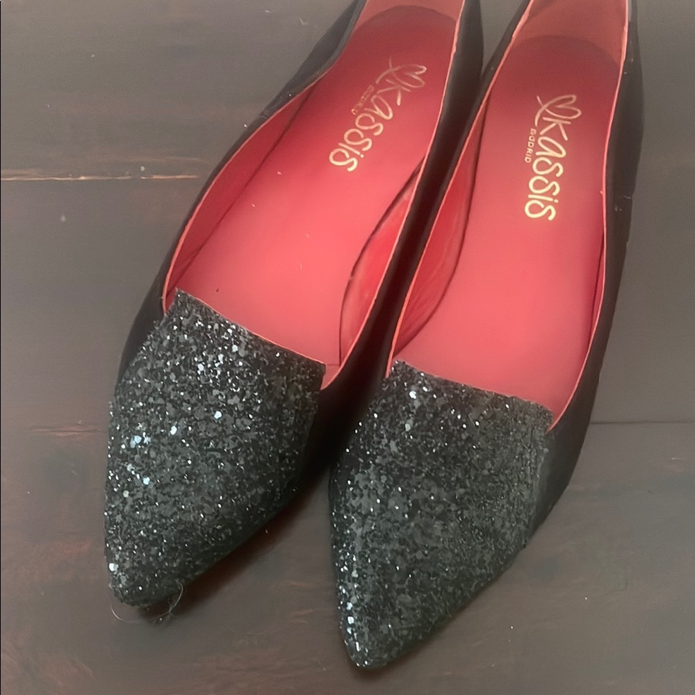 Black glitter pointed-toe flats by with black velvet | Cassis.
 Glitter Flats